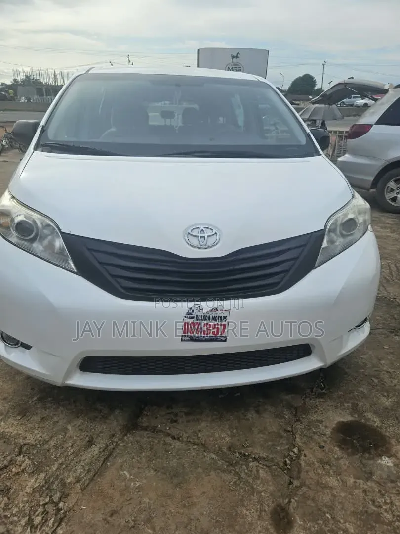 Toyota Sienna 2011 White
