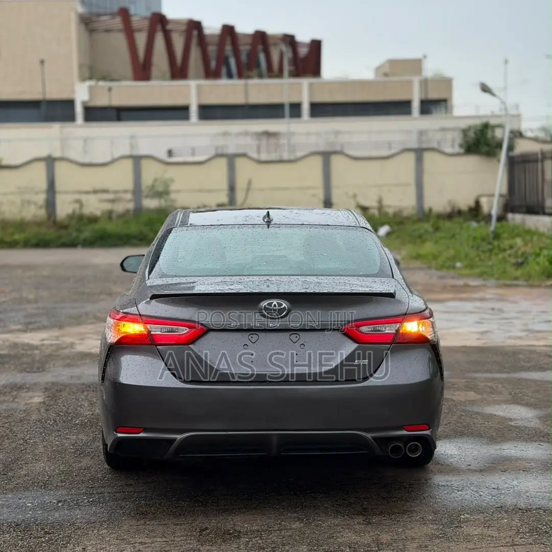 Toyota Camry SE FWD 2020 Gray