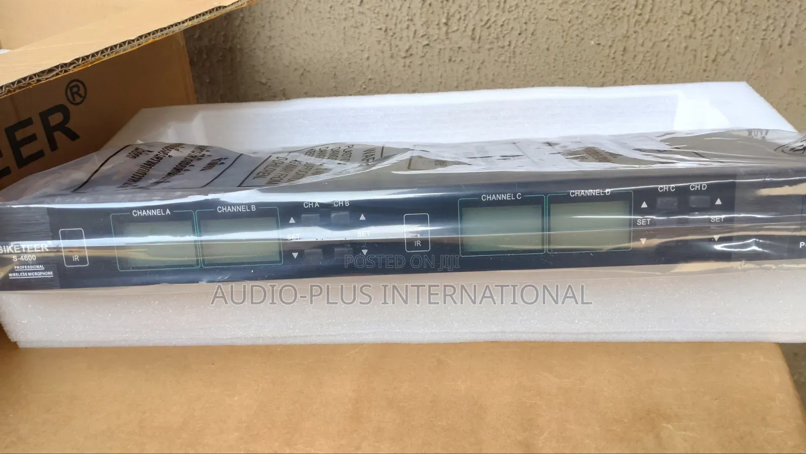 SIKETEER S 4600 4in 1 Professional UHF Wireless Cardiod Microphone