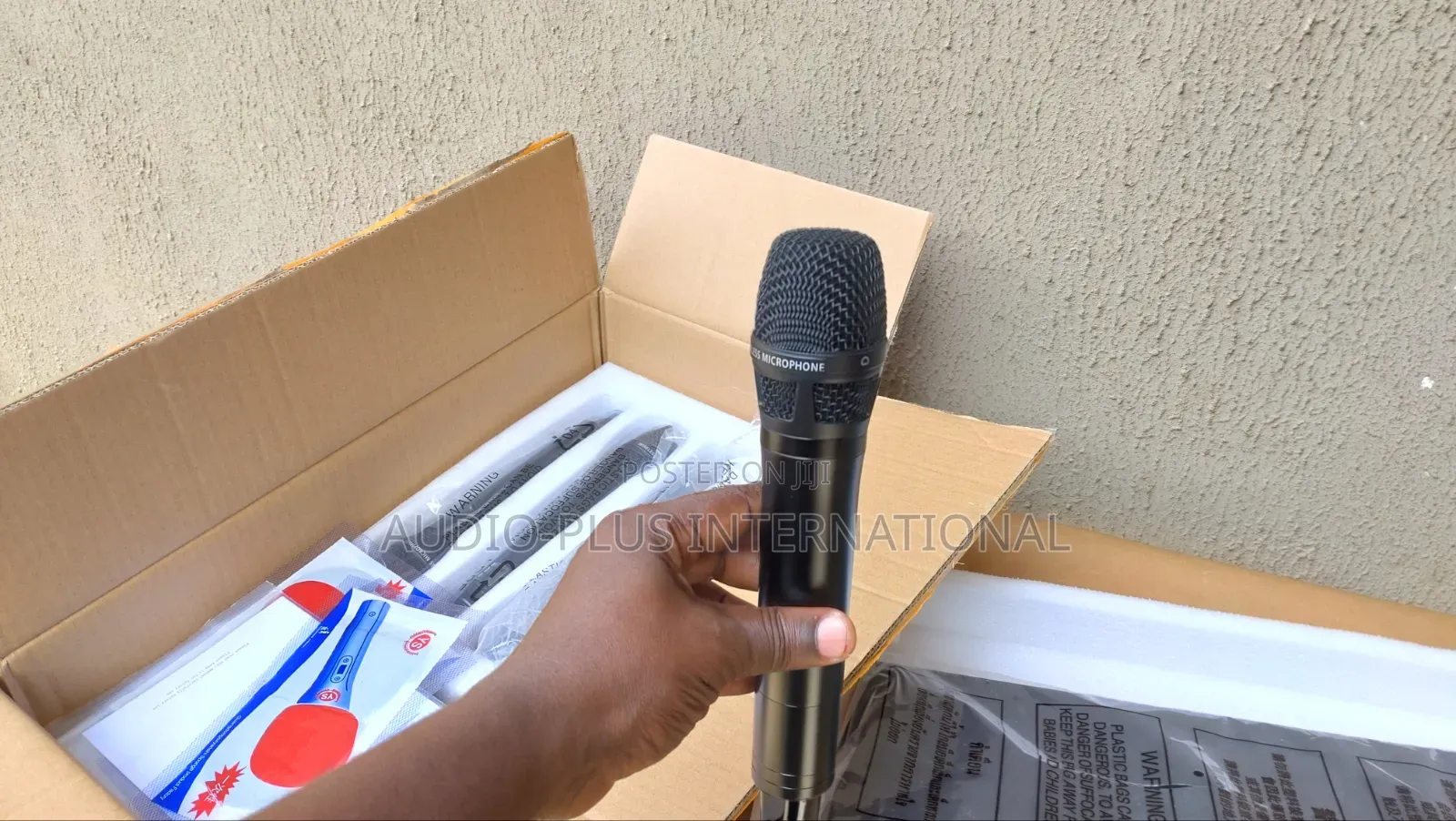 SIKETEER S 4600 4in 1 Professional UHF Wireless Cardiod Microphone