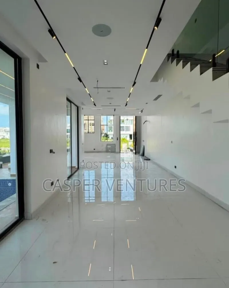 5bdrm House in Cowrie Creek, Lekki for rent
