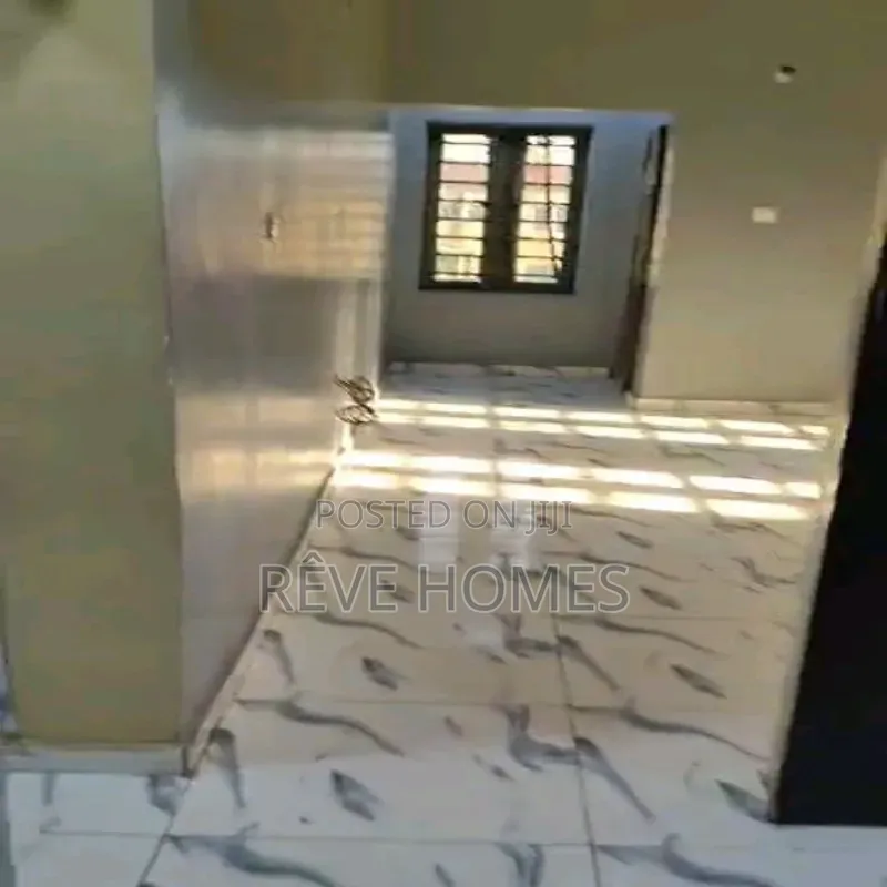 2bdrm Block of Flats in Adekunle for rent
