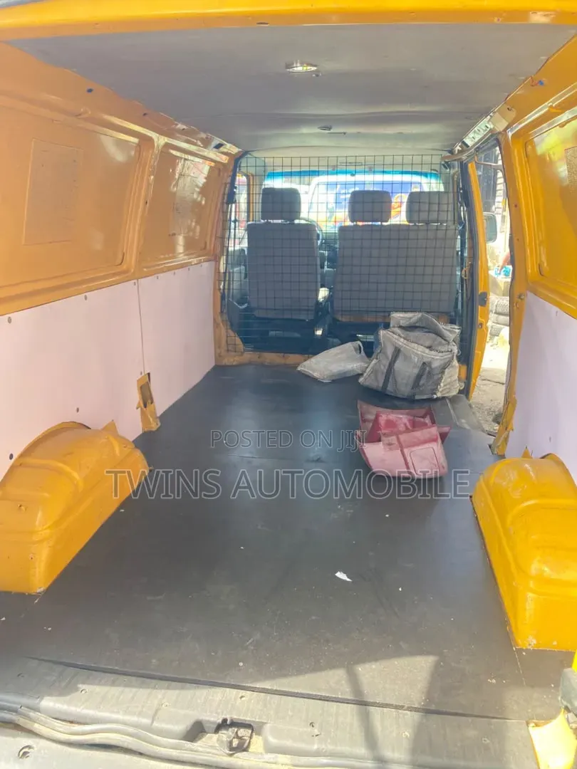 Volkswagen Transporter 2002 Yellow