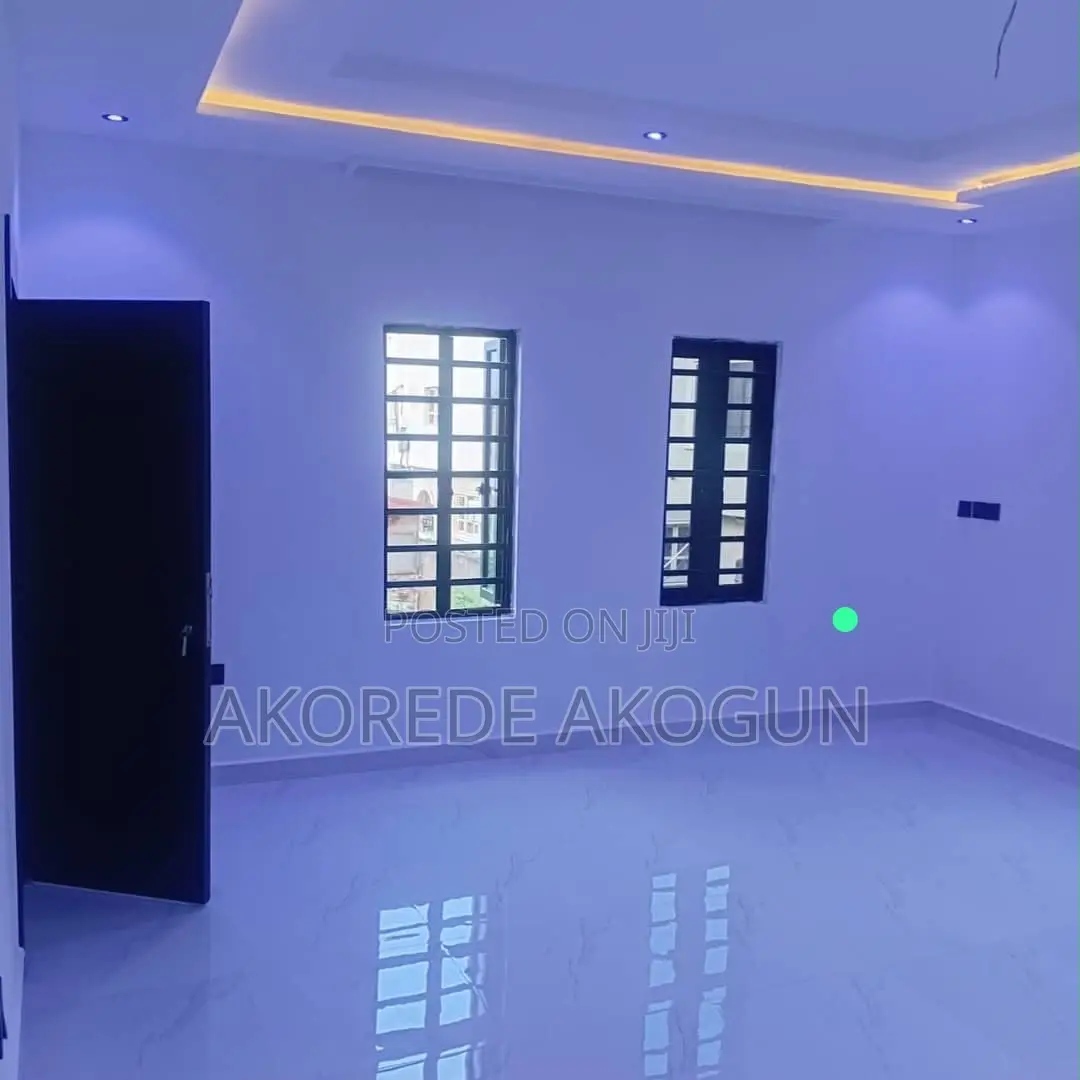 3bdrm Mansion in Gbakada, Ifako-Gbagada for sale