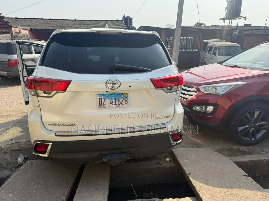 Toyota Highlander XLE 4x4 V6 (3.5L 6cyl 8A) 2017 White