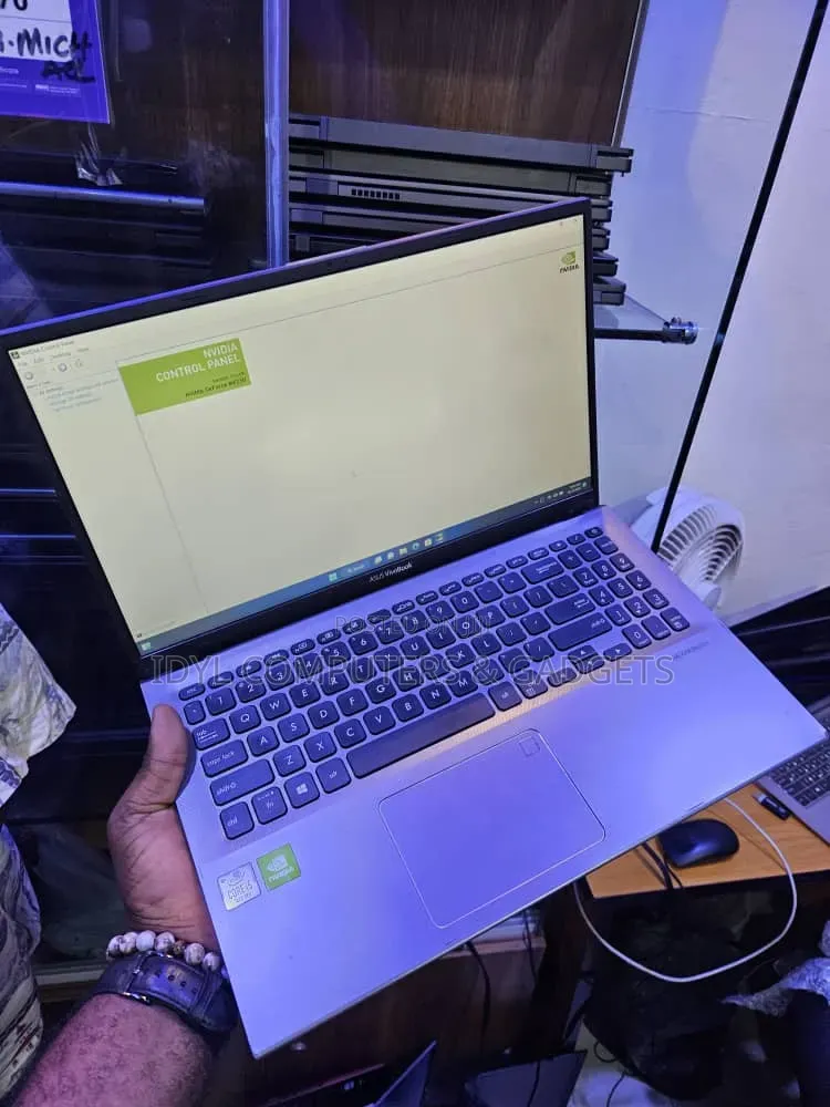 Laptop Asus VivoBook X540SA 12GB Intel Core i5 SSD 256GB