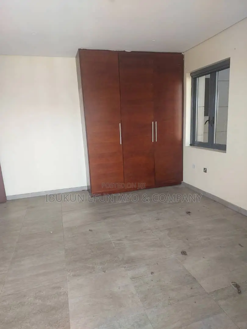 3bdrm Apartment in Bironi Court, Lekki Phase 1 for rent