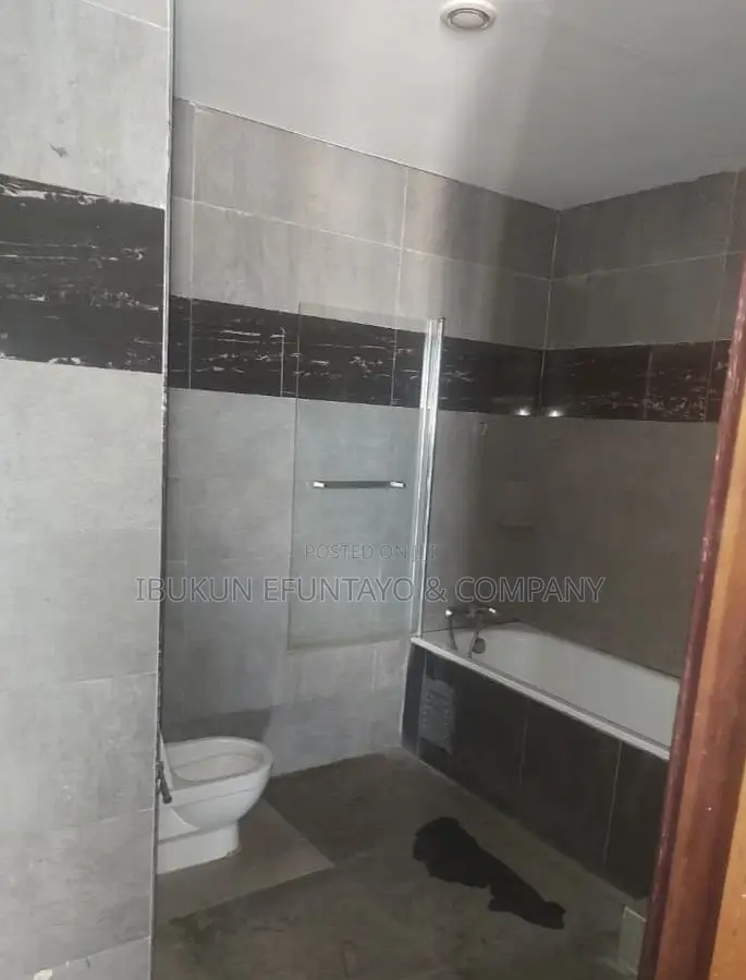 3bdrm Apartment in Bironi Court, Lekki Phase 1 for rent
