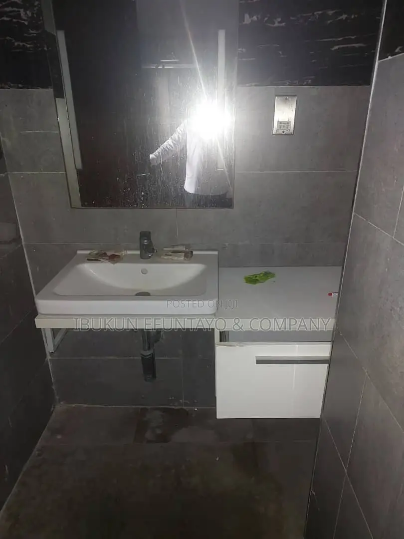 3bdrm Apartment in Bironi Court, Lekki Phase 1 for rent