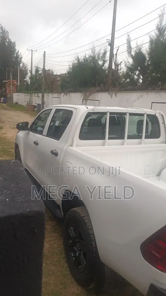 New Toyota Hilux 2025 White