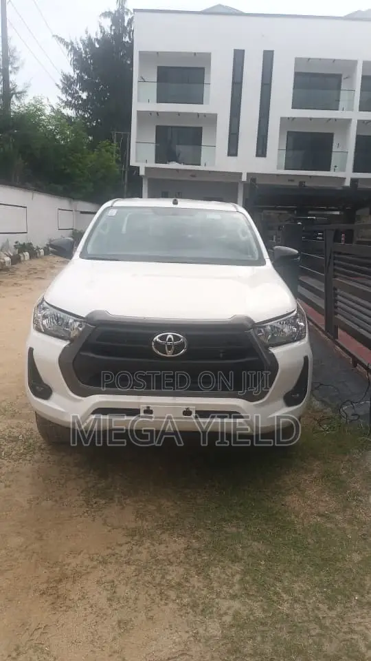 New Toyota Hilux 2025 White