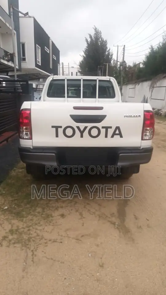New Toyota Hilux 2025 White