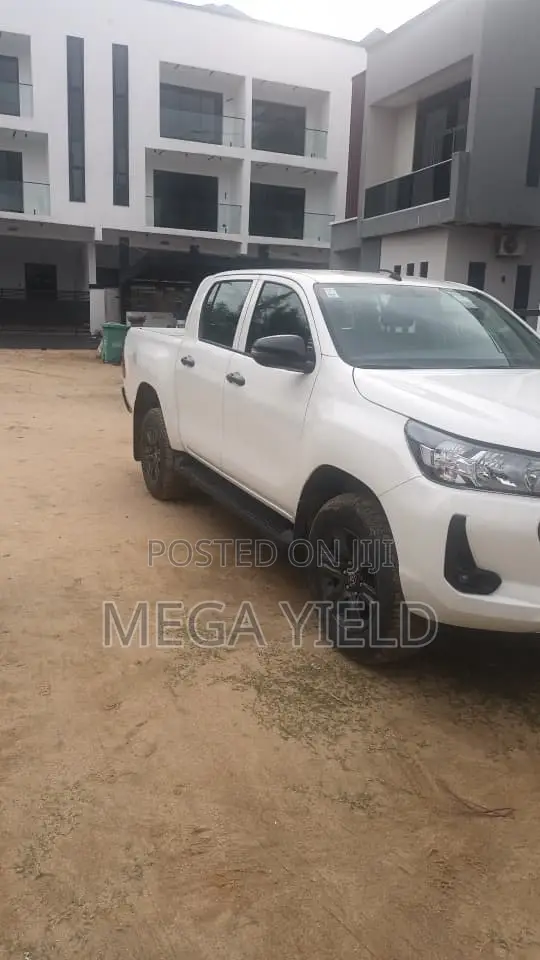 New Toyota Hilux 2025 White
