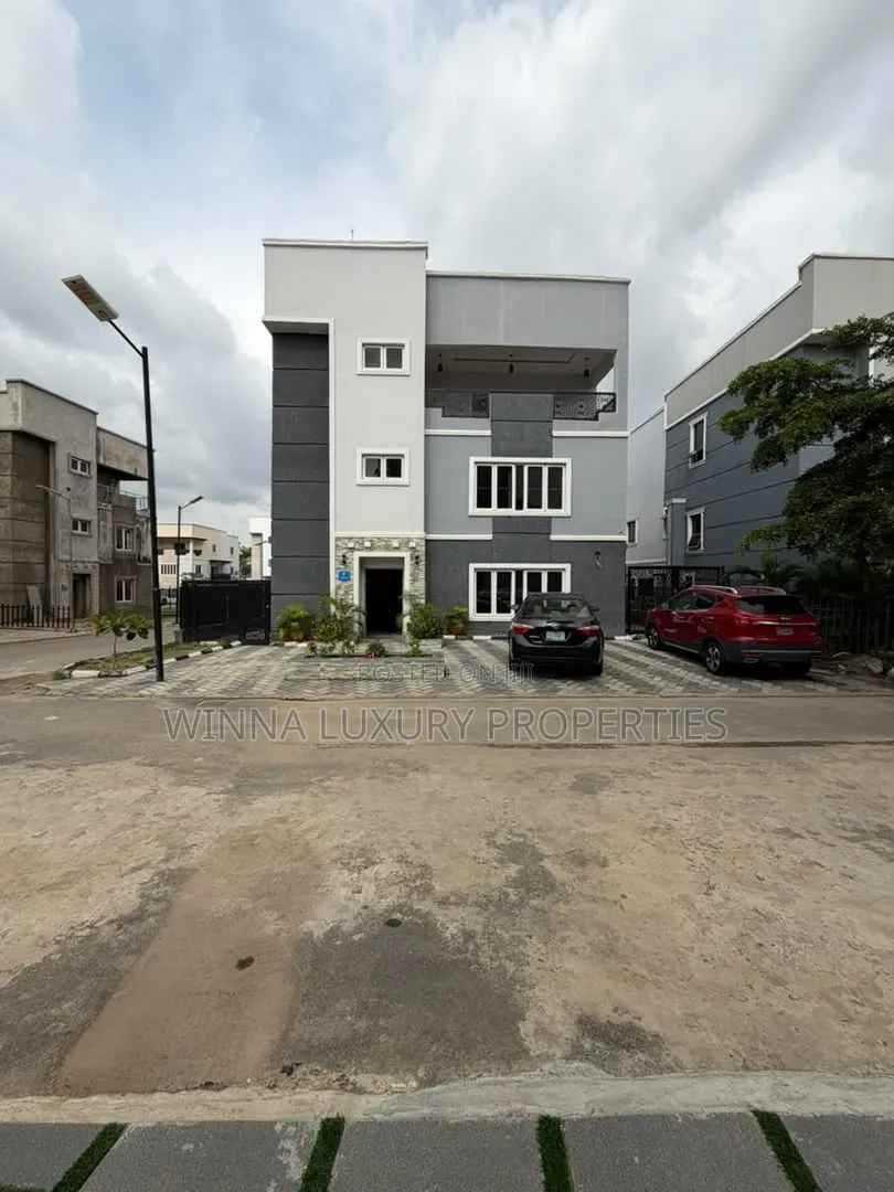 6bdrm Duplex in Brains And Hammers, Apo District for sale