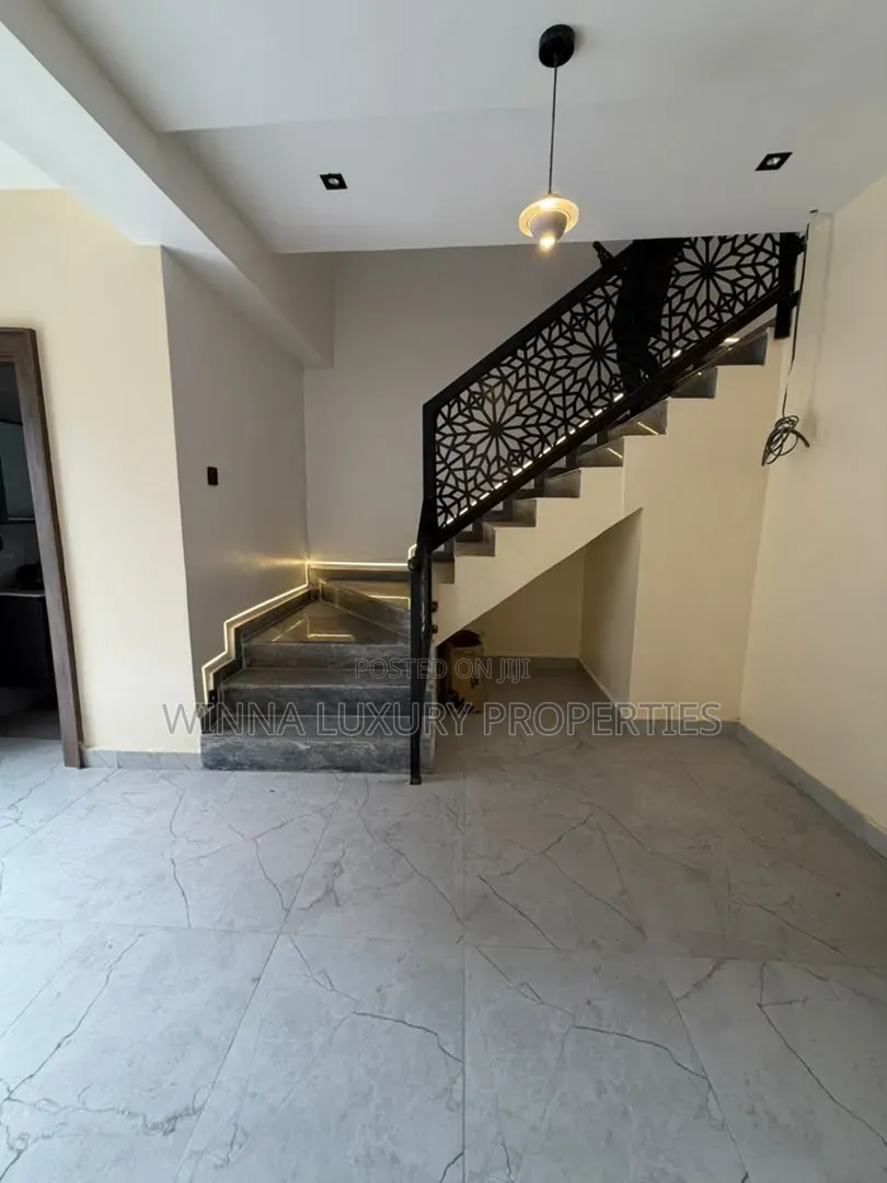6bdrm Duplex in Brains And Hammers, Apo District for sale