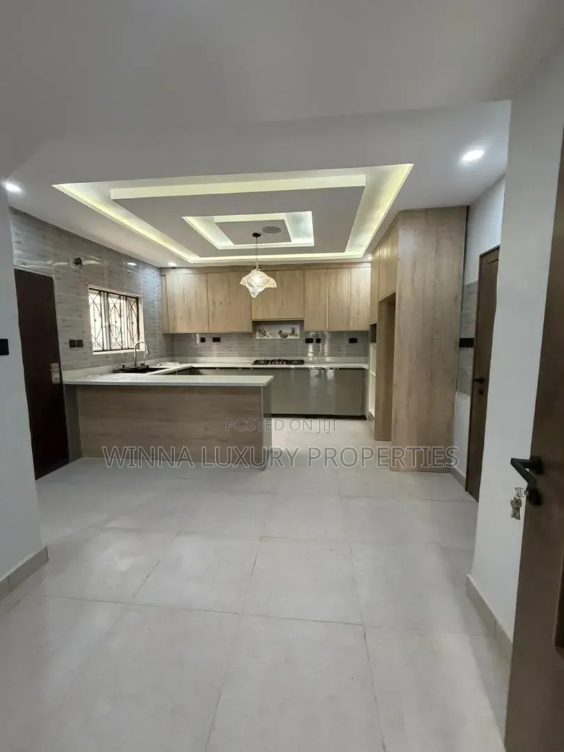 6bdrm Duplex in Brains And Hammers, Apo District for sale