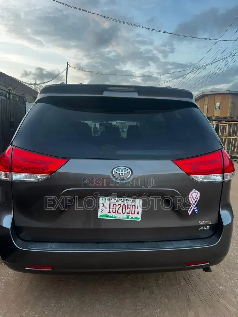 Toyota Sienna 2014 Gray