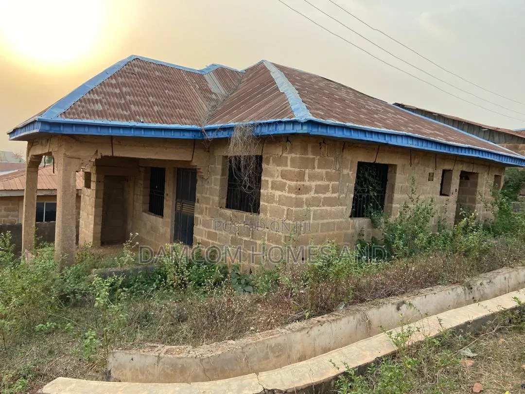 3bdrm Apartment in Ojimi, Apata for sale