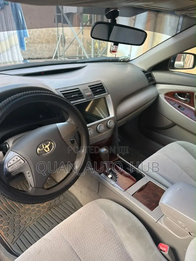 Toyota Camry LE V6 4dr Sedan (3.5L 6cyl 6AM) 2010