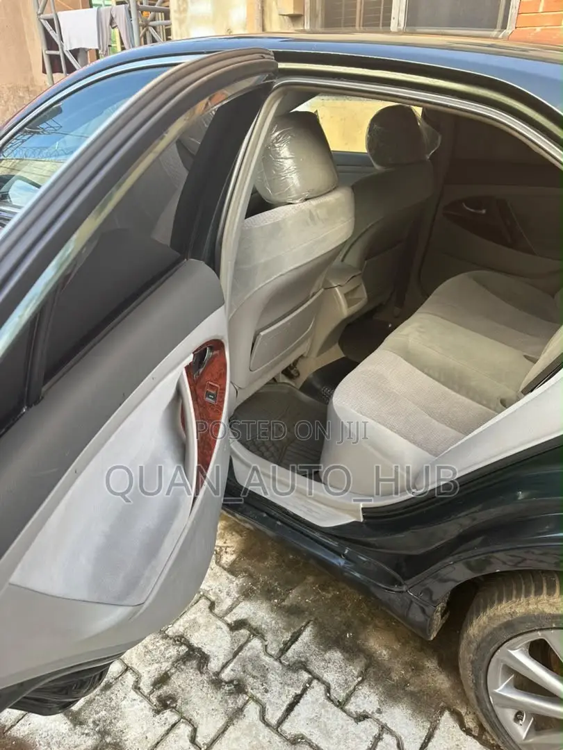 Toyota Camry LE V6 4dr Sedan (3.5L 6cyl 6AM) 2010