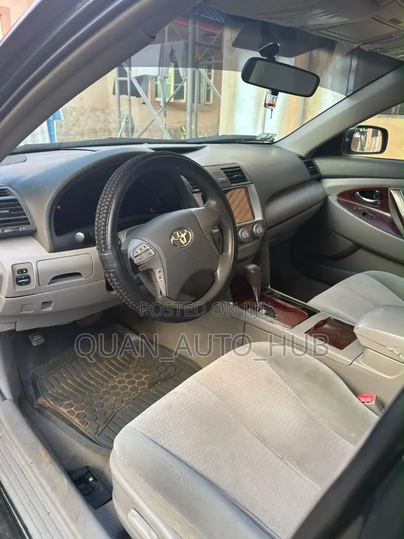 Toyota Camry LE V6 4dr Sedan (3.5L 6cyl 6AM) 2010