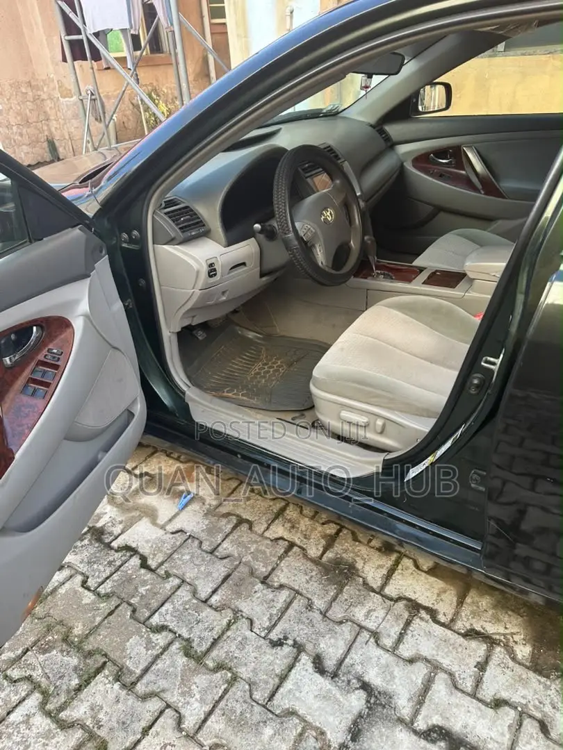 Toyota Camry LE V6 4dr Sedan (3.5L 6cyl 6AM) 2010