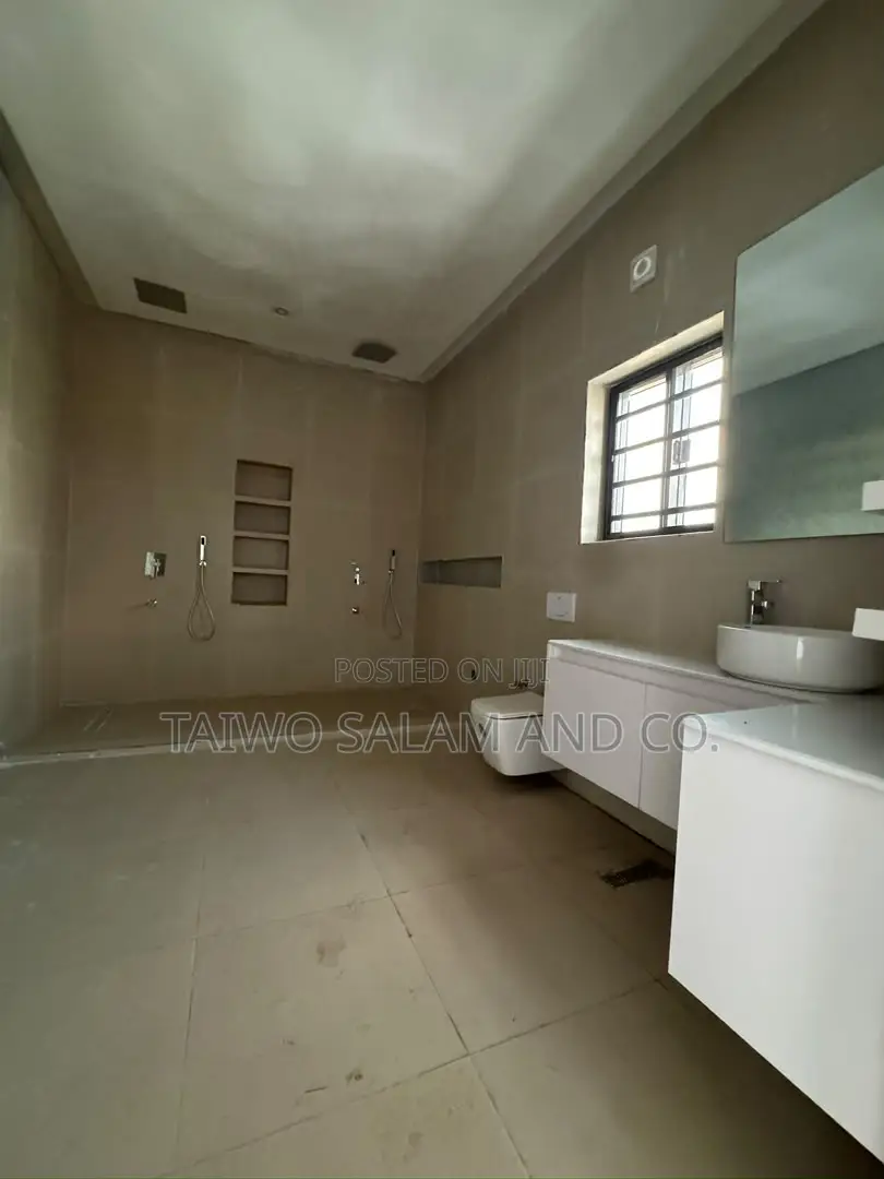 4bdrm Duplex in Oluyole Estate for sale