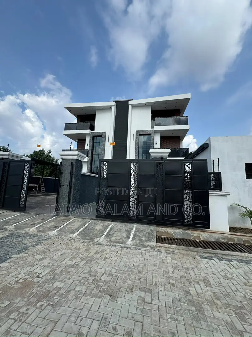 4bdrm Duplex in Oluyole Estate for sale