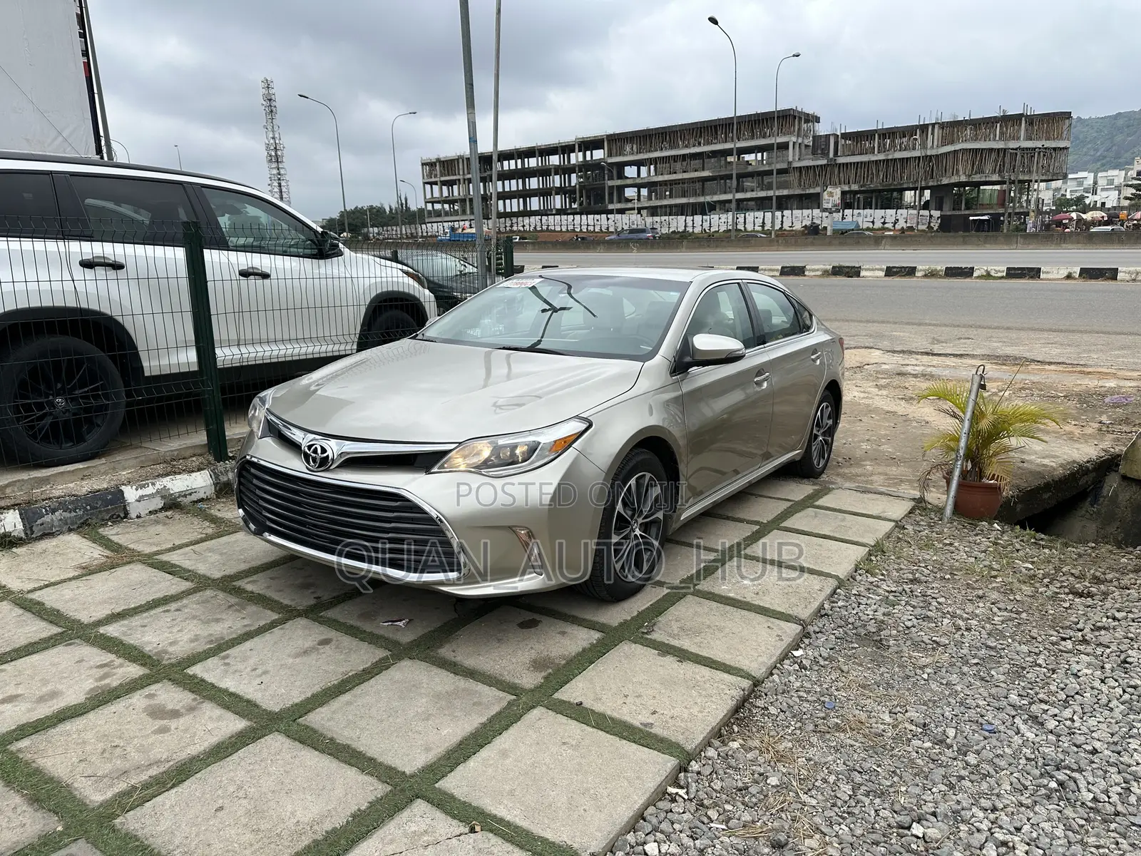 Toyota Avalon XLE Plus Sedan FWD (3.5L 6cyl 6A) 2017 Gold