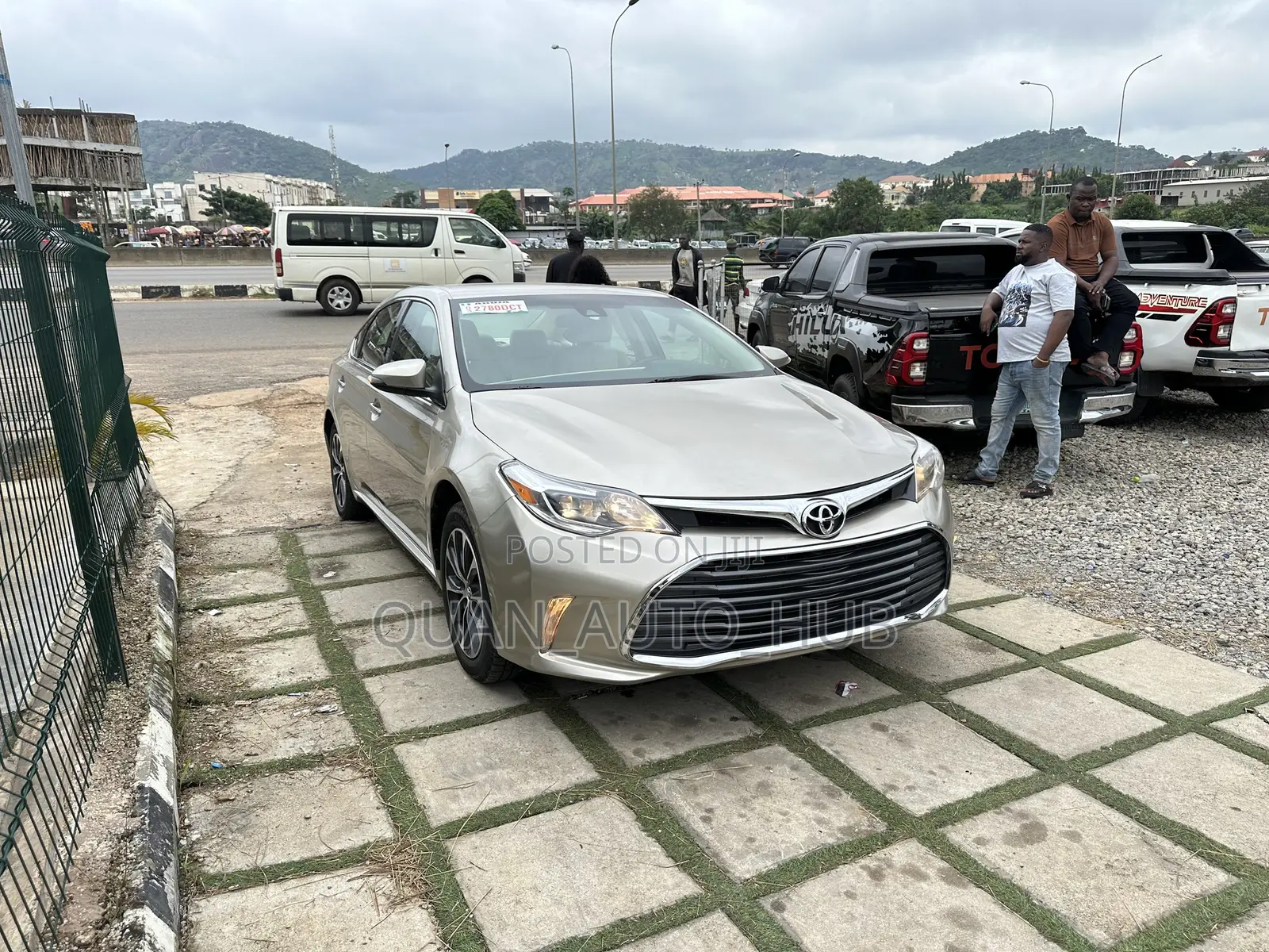 Toyota Avalon XLE Plus Sedan FWD (3.5L 6cyl 6A) 2017 Gold
