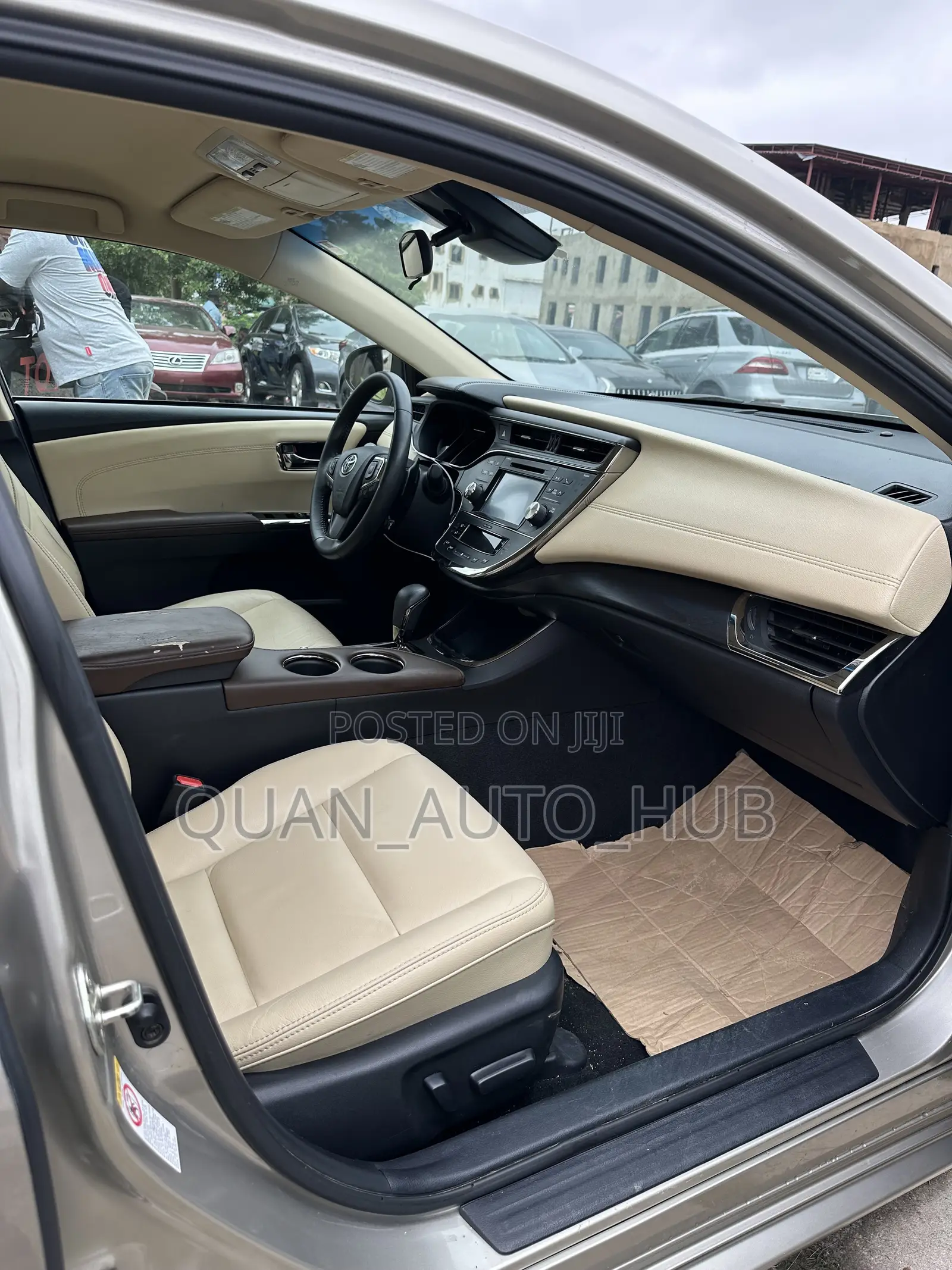 Toyota Avalon XLE Plus Sedan FWD (3.5L 6cyl 6A) 2017 Gold