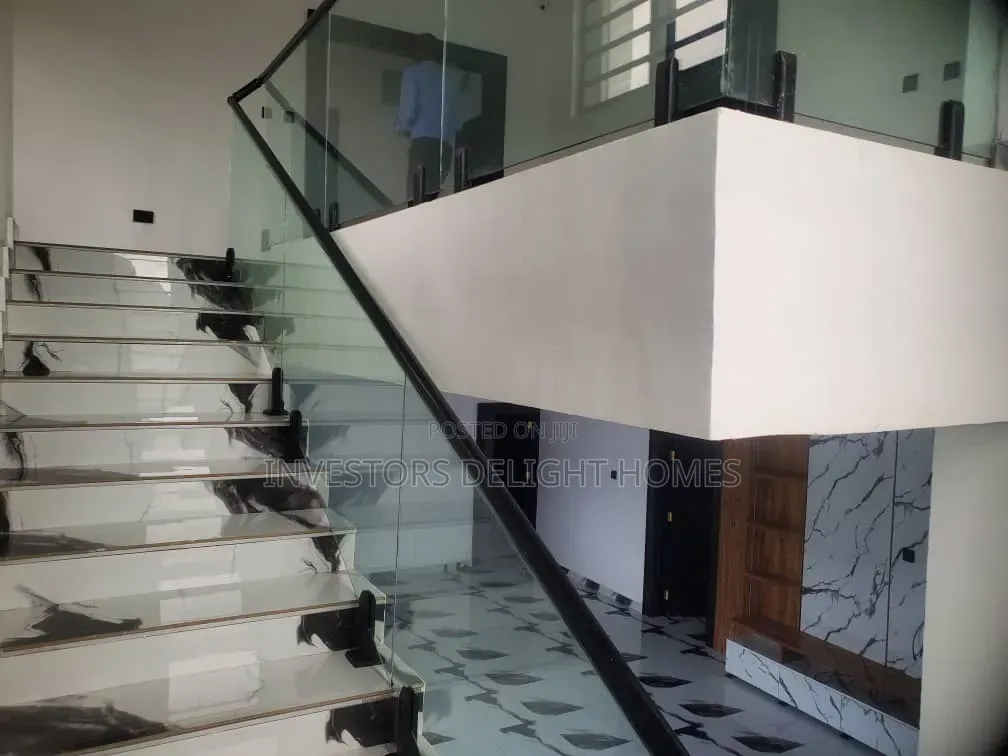 5bdrm Duplex in Oshimili South for sale