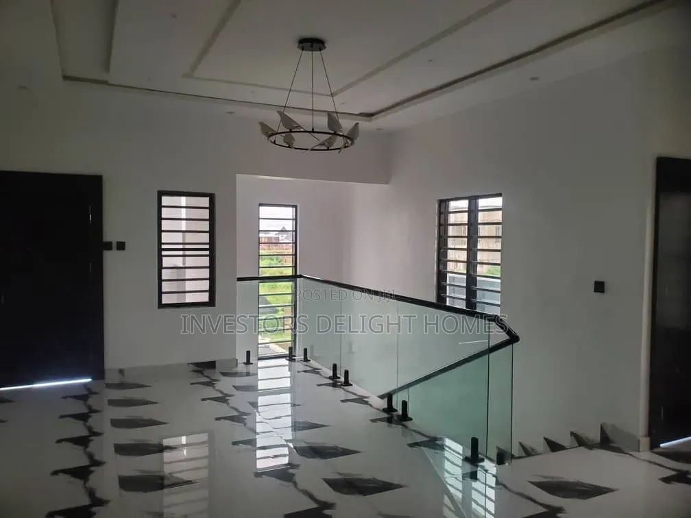 5bdrm Duplex in Oshimili South for sale
