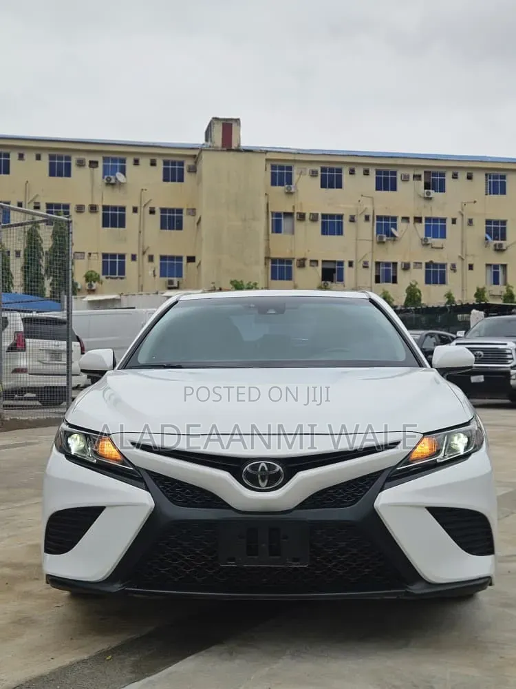 Toyota Camry SE FWD 2020 White