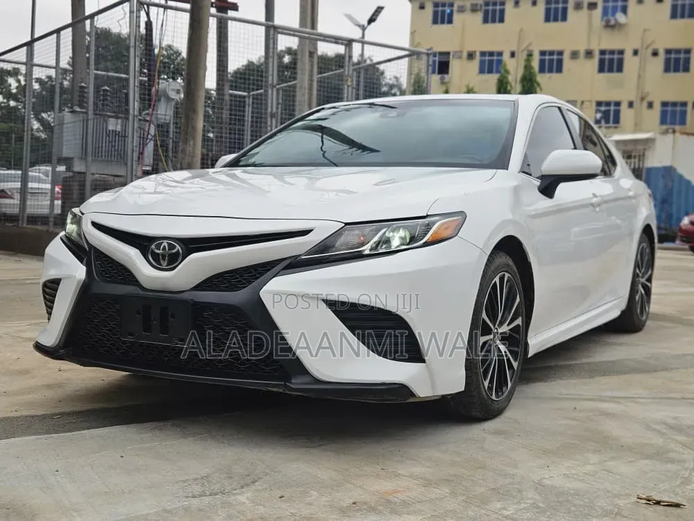 Toyota Camry SE FWD 2020 White