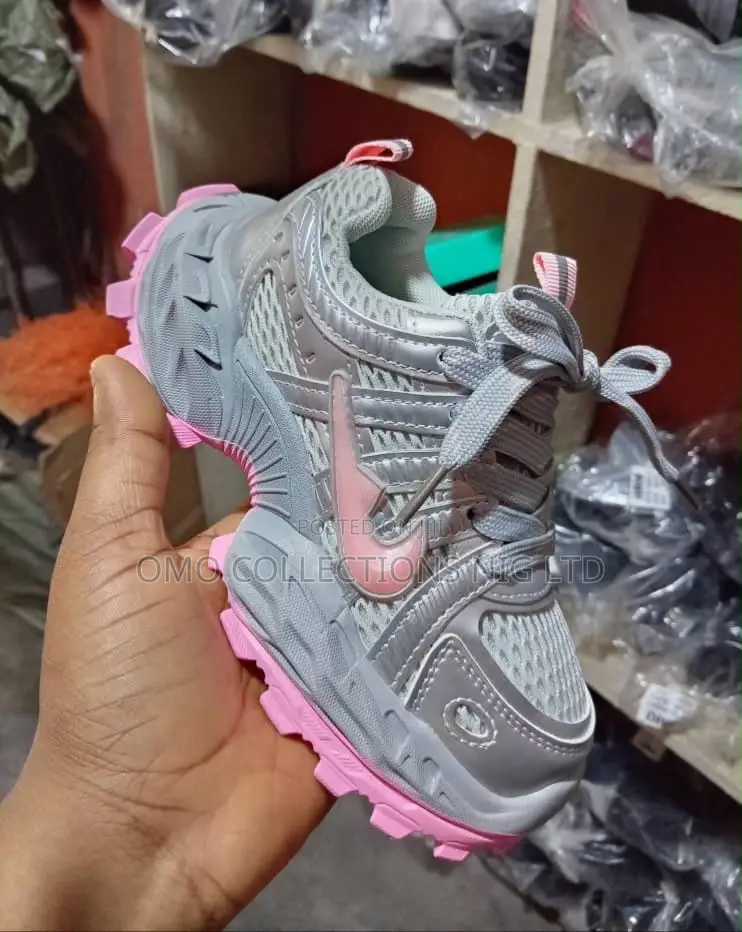 Kids’ Trendy Luxury Sole Fashion Sneakers – Fully Boxed