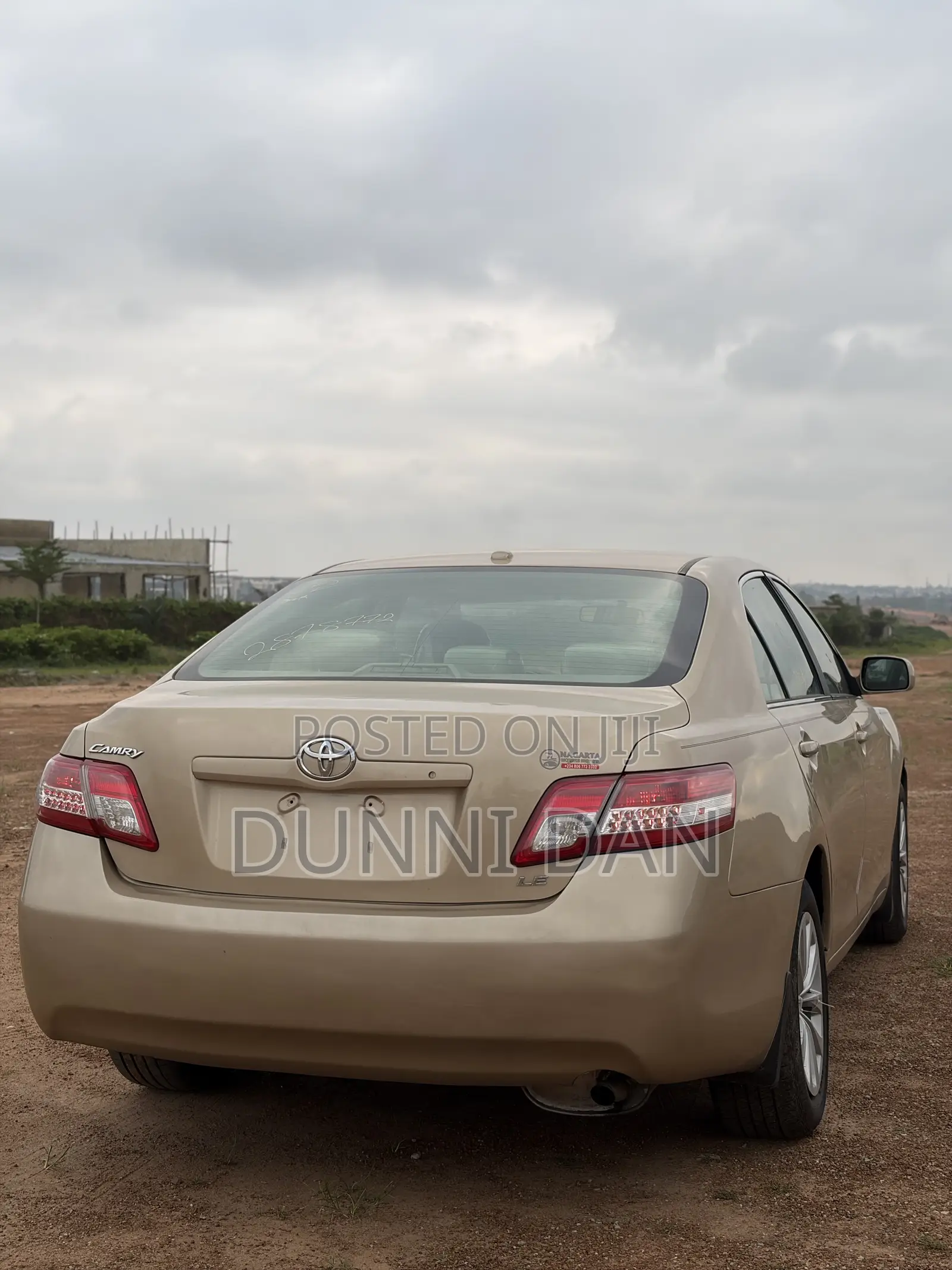 Toyota Camry LE 4dr Sedan (2.5L 4cyl 6A) 2011 Gold