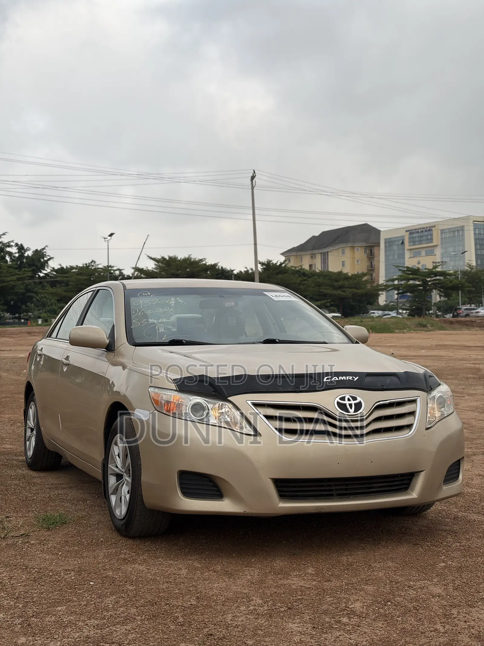 Toyota Camry LE 4dr Sedan (2.5L 4cyl 6A) 2011 Gold