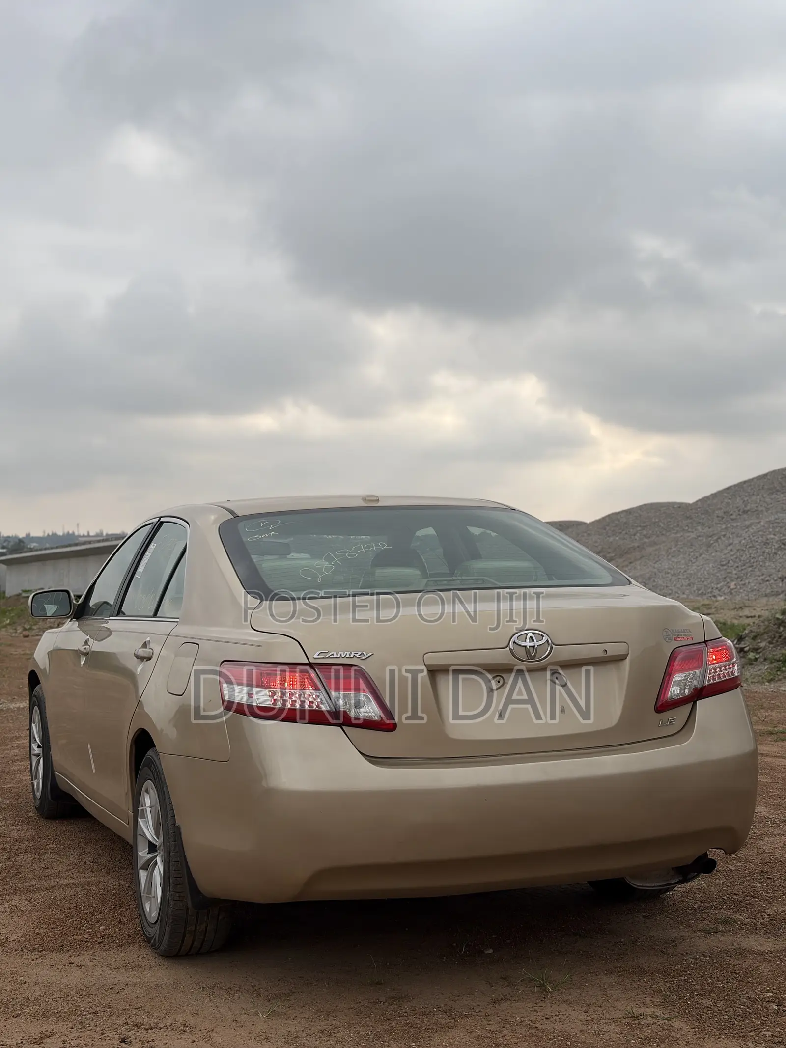 Toyota Camry LE 4dr Sedan (2.5L 4cyl 6A) 2011 Gold