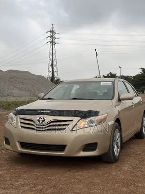 Toyota Camry LE 4dr Sedan (2.5L 4cyl 6A) 2011 Gold