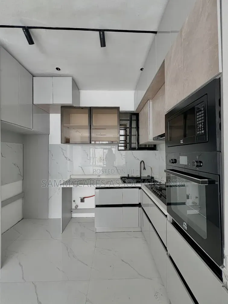 Furnished 3bdrm Apartment in Lekki Phase 1 for sale