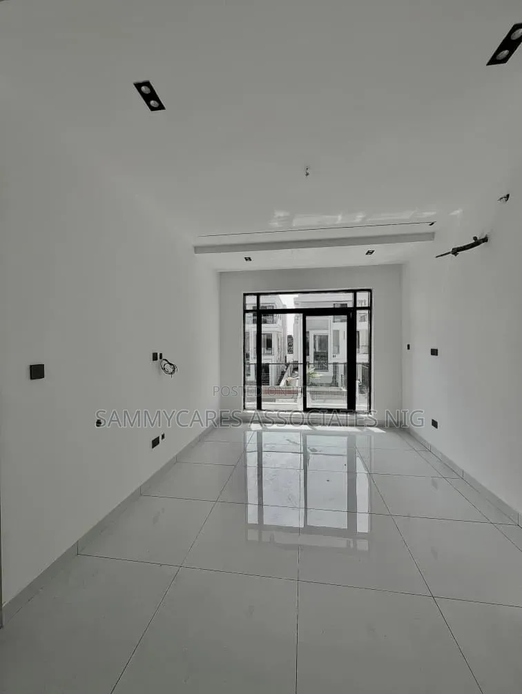Furnished 3bdrm Apartment in Lekki Phase 1 for sale