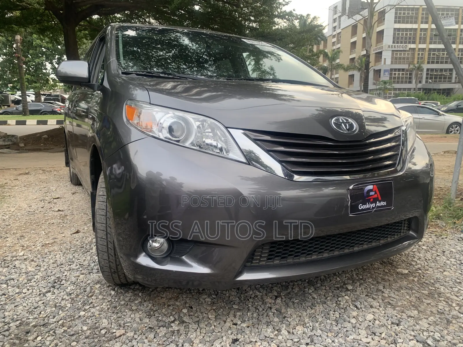 Toyota Sienna LE 8 Passenger (3.5L 6cyl 8A) 2017 Gray