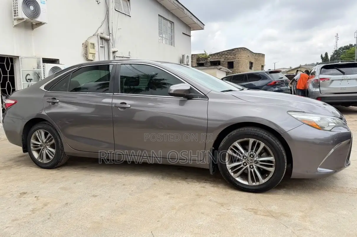 Toyota Camry SE 4dr Sedan (2.5L 4cyl 6A) 2015 Gray