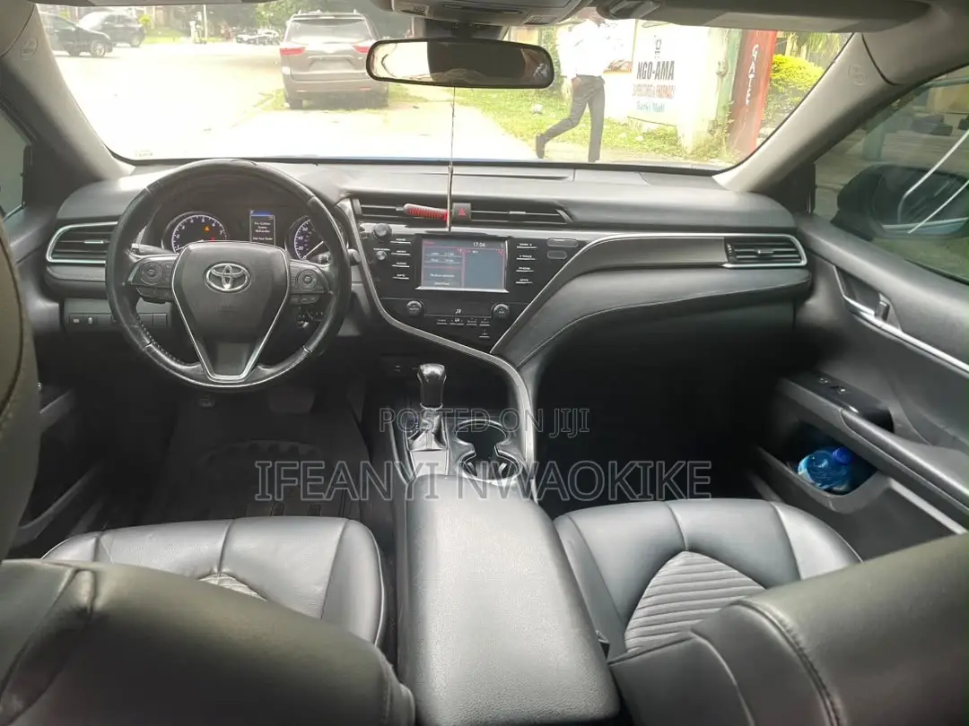 Toyota Camry SE FWD (2.5L 4cyl 8AM) 2018 Blue