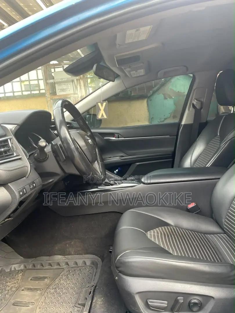 Toyota Camry SE FWD (2.5L 4cyl 8AM) 2018 Blue