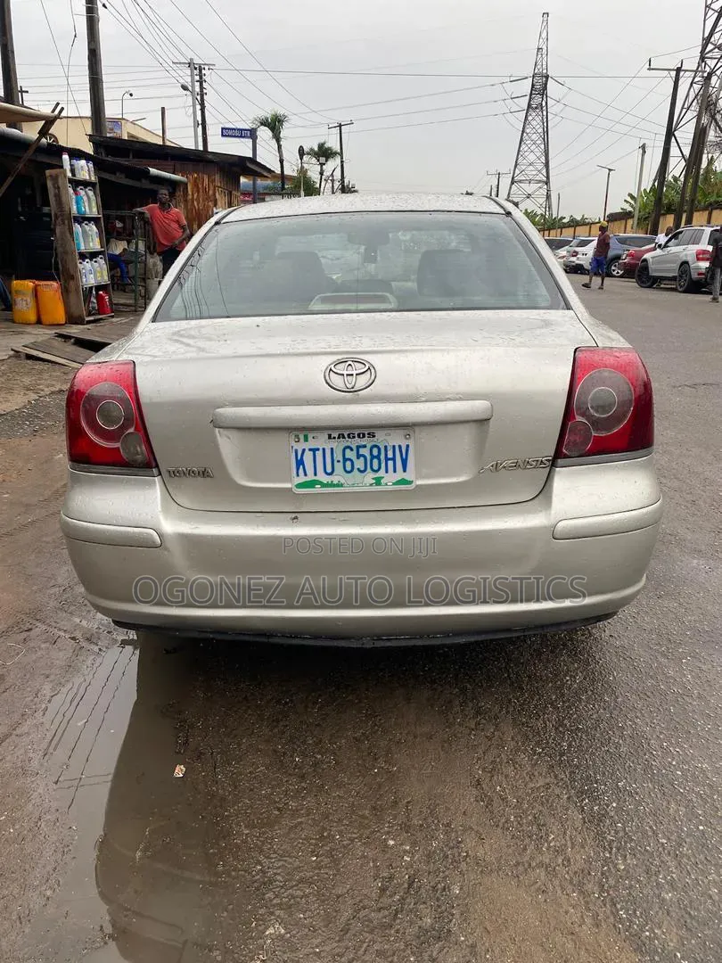 Toyota Avensis Verso 2.0 2001 Gold