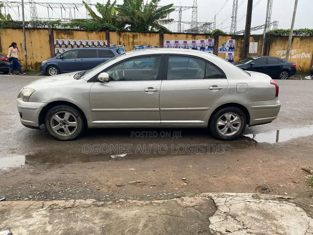 Toyota Avensis Verso 2.0 2001 Gold