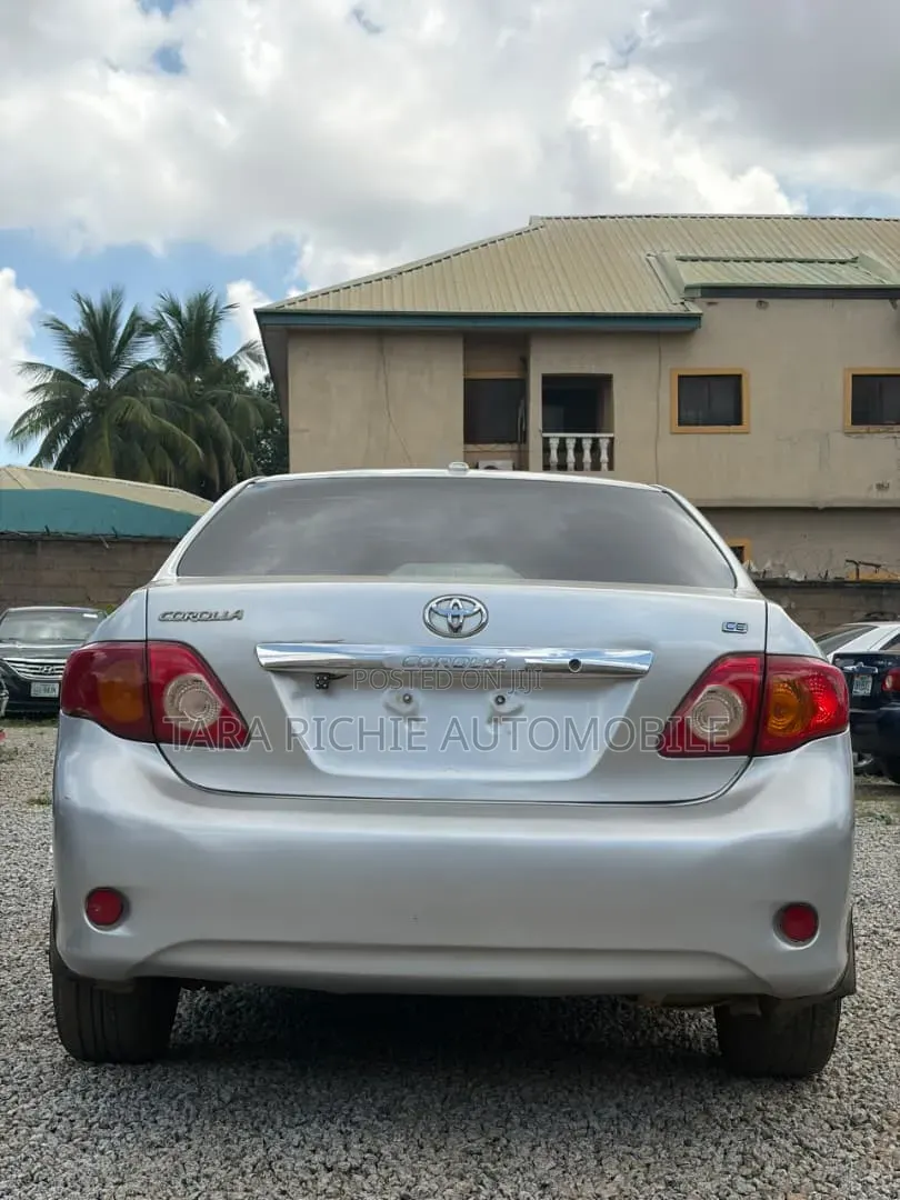 Toyota Corolla LE 4dr Sedan (1.8L 4cyl 4A) 2010 Silver