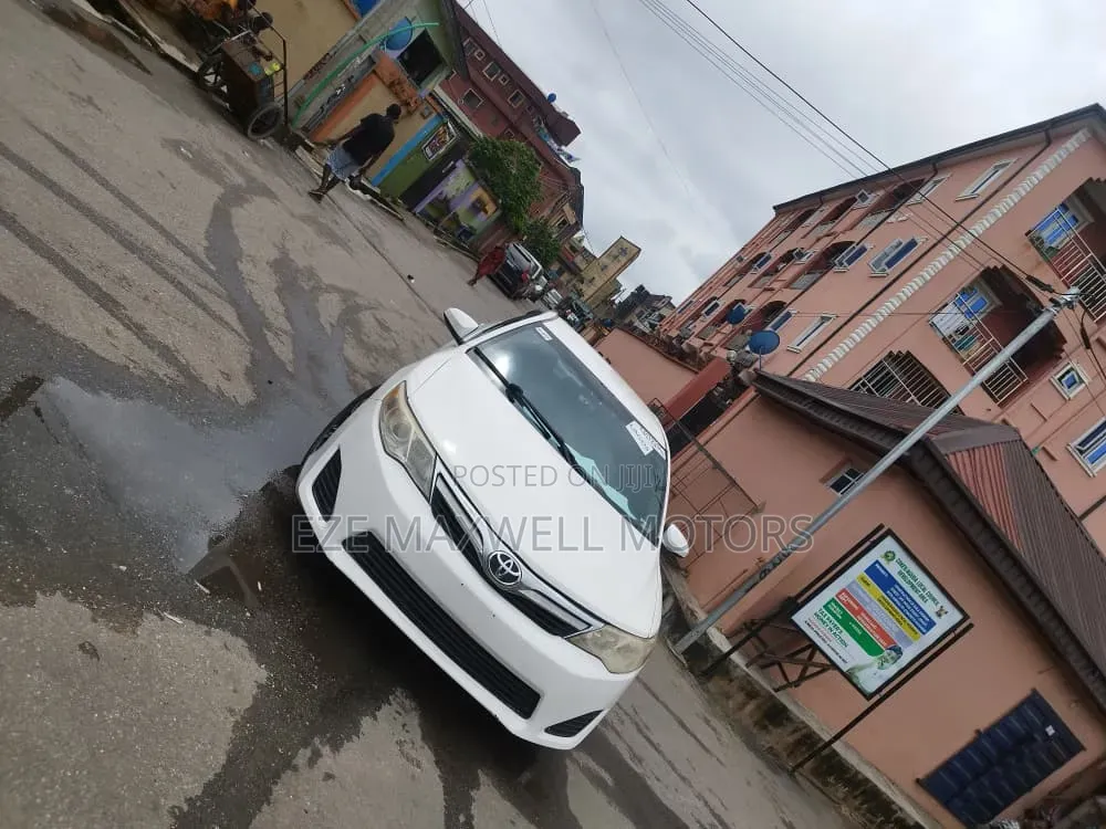 Toyota Camry LE 4dr Sedan w/Prod. End 11/13 (2.5L 4cyl 6A) 2014 White
